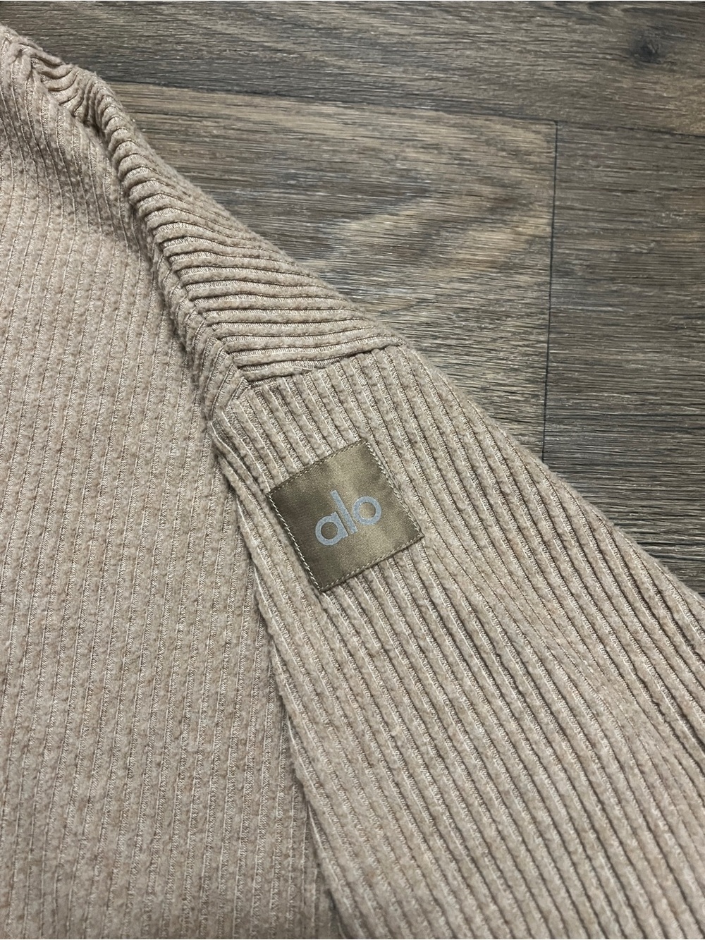 ALO Yoga Muse Hoodie Gravel Heather Long Sleeve Crop Sweatshirt Tan Gym Workout - Picture 8 of 15